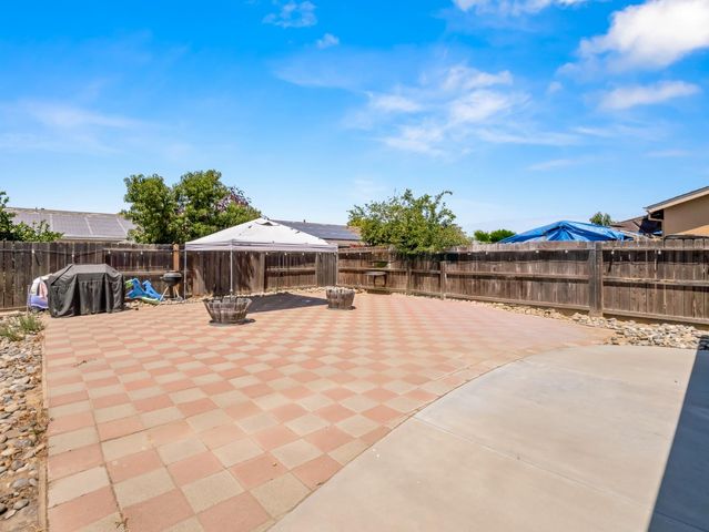 5215 E Hoxie Avenue, Fresno, CA 93725