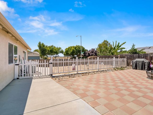 5215 E Hoxie Avenue, Fresno, CA 93725