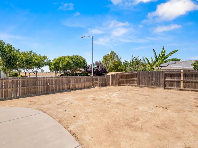 5215 E Hoxie Avenue, Fresno, CA 93725