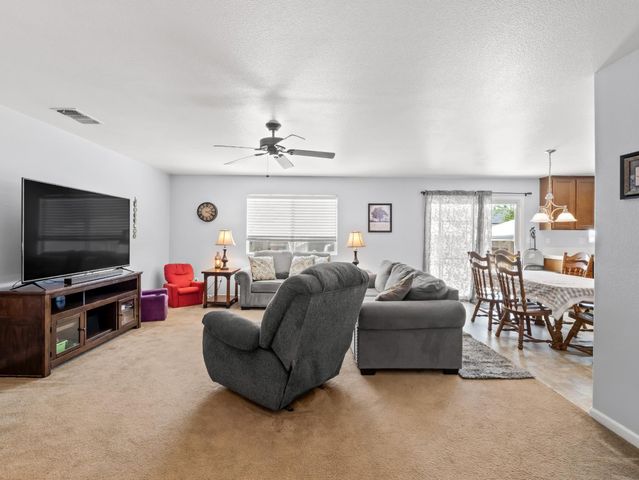 5215 E Hoxie Avenue, Fresno, CA 93725