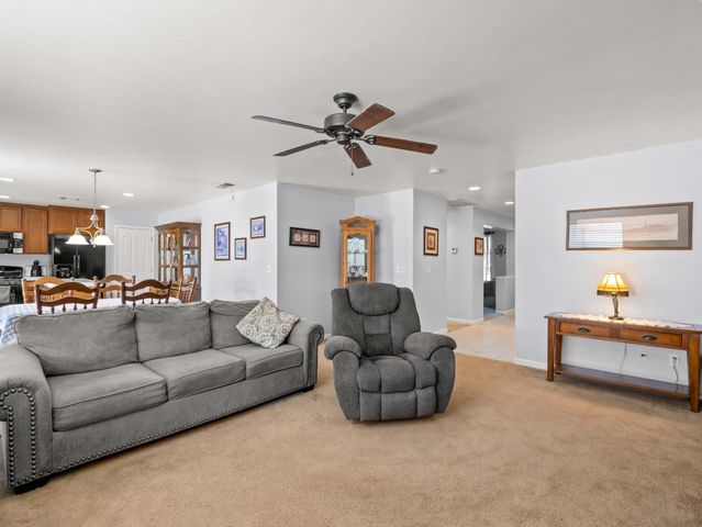 5215 E Hoxie Avenue, Fresno, CA 93725