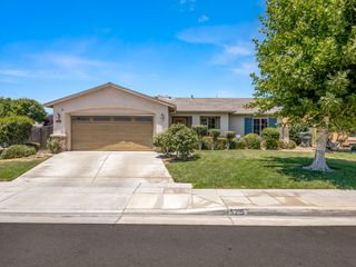 5215 E Hoxie Avenue, Fresno, CA 93725