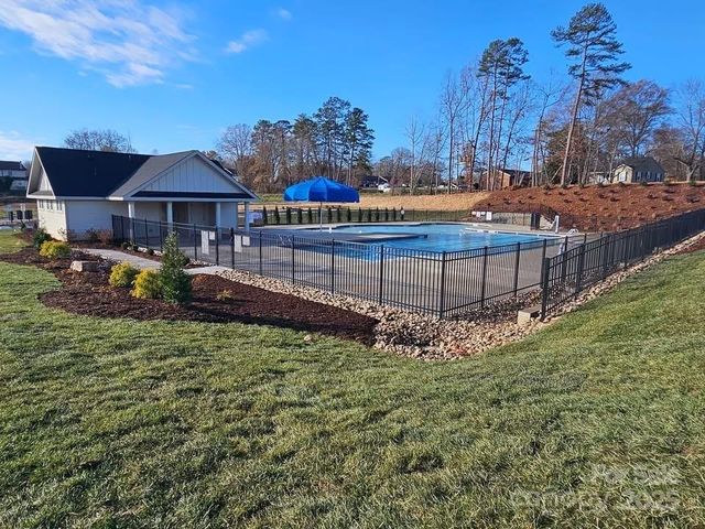 1382 6th Street NE, Hickory, NC 28601