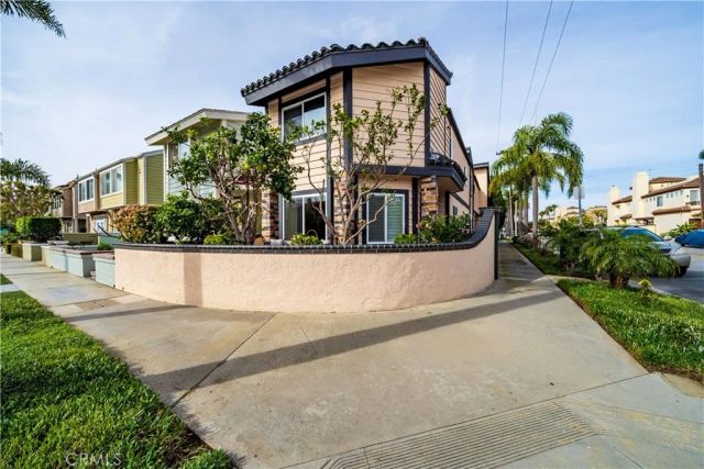 427 21st, Huntington Beach, CA 92648