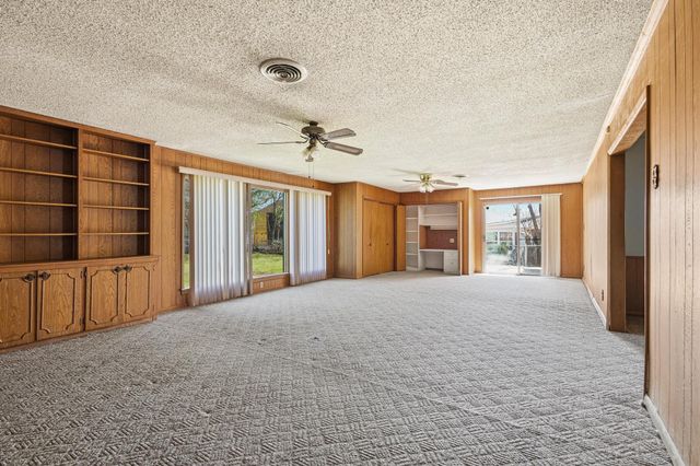 1306 Hillside Drive, Gainesville, TX 76240