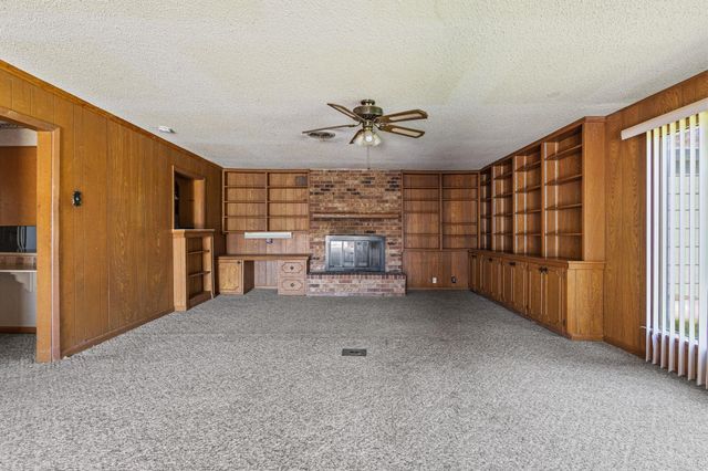 1306 Hillside Drive, Gainesville, TX 76240