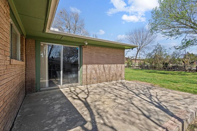 1306 Hillside Drive, Gainesville, TX 76240