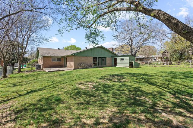 1306 Hillside Drive, Gainesville, TX 76240