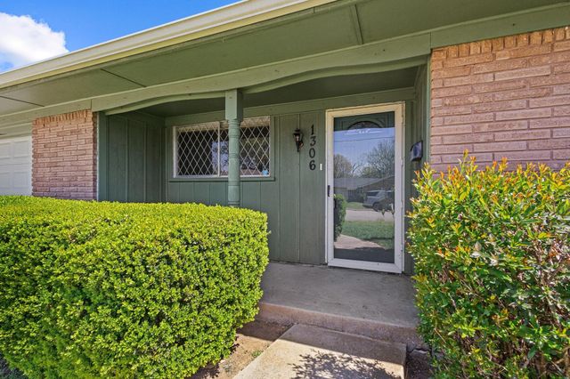 1306 Hillside Drive, Gainesville, TX 76240