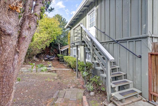 136 2nd St, Pacific Grove, CA 93950