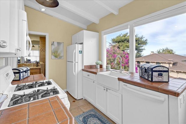 136 2nd St, Pacific Grove, CA 93950