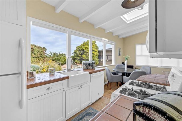 136 2nd St, Pacific Grove, CA 93950