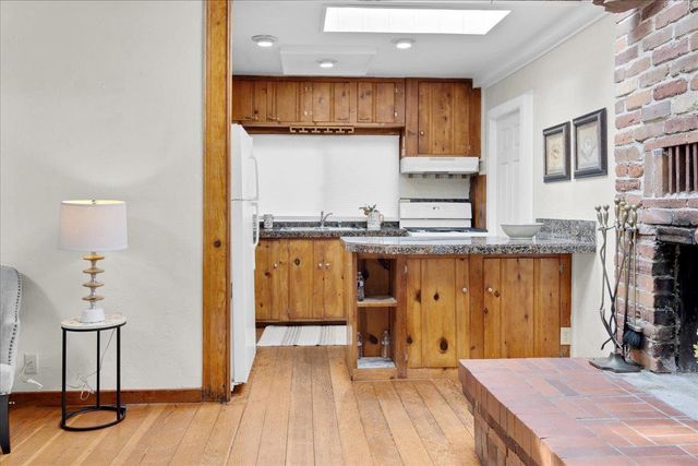 136 2nd St, Pacific Grove, CA 93950