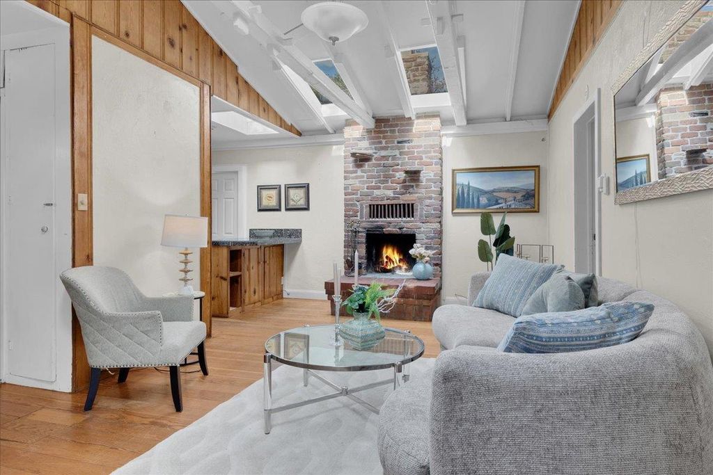 136 2nd St, Pacific Grove, CA 93950