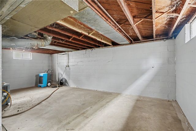 1216 22nd Avenue SW, Cedar Rapids, IA 52404