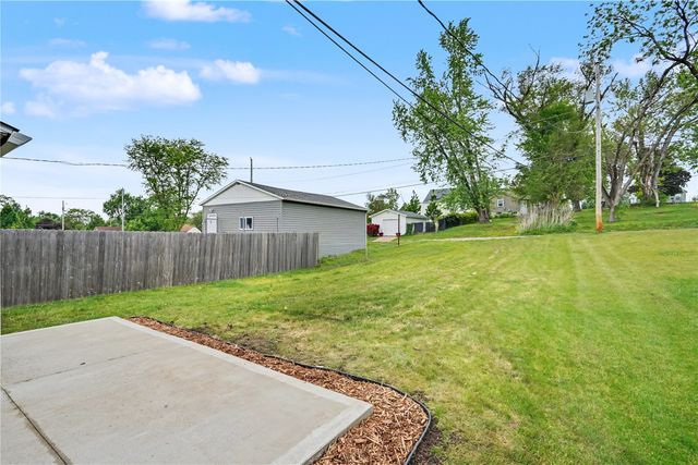 1216 22nd Avenue SW, Cedar Rapids, IA 52404