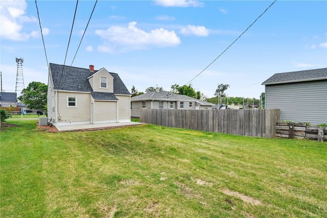 1216 22nd Avenue SW, Cedar Rapids, IA 52404