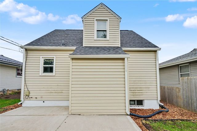 1216 22nd Avenue SW, Cedar Rapids, IA 52404