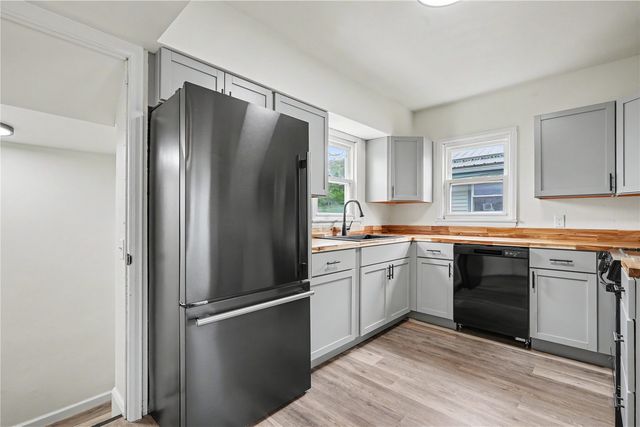 1216 22nd Avenue SW, Cedar Rapids, IA 52404