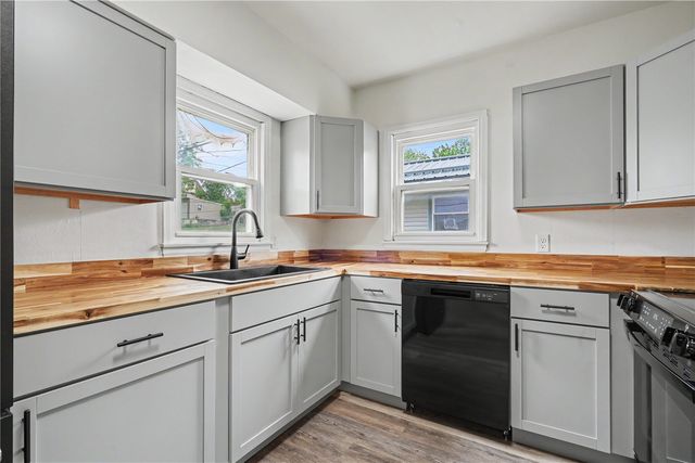 1216 22nd Avenue SW, Cedar Rapids, IA 52404