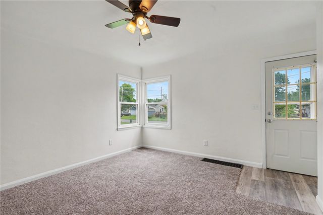 1216 22nd Avenue SW, Cedar Rapids, IA 52404