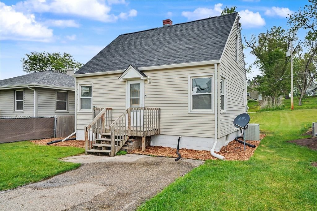 1216 22nd Avenue SW, Cedar Rapids, IA 52404