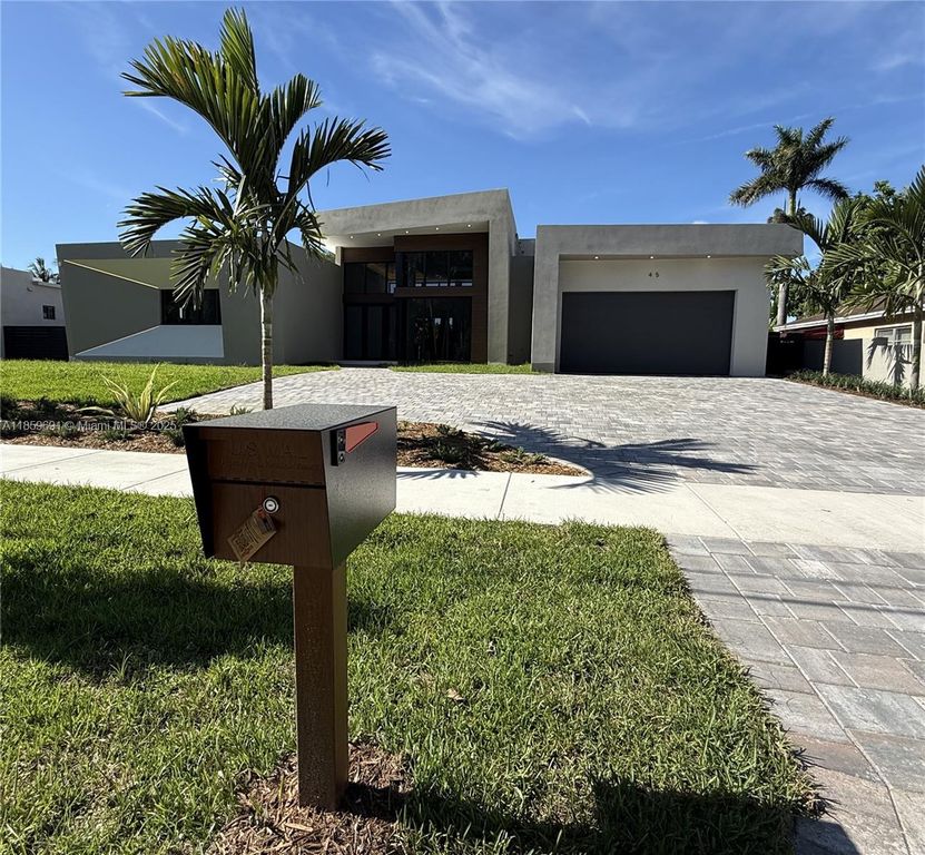 45 NW 158th St, Unincorporated Dade County, FL 33169