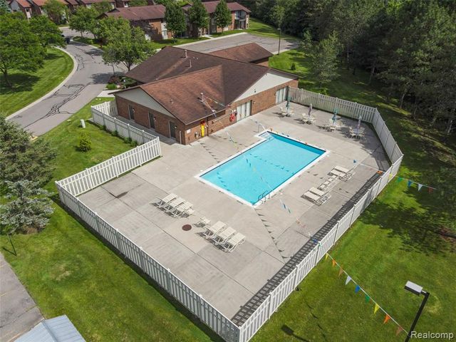 33587 Pondview Circle 114, Livonia, MI 48152
