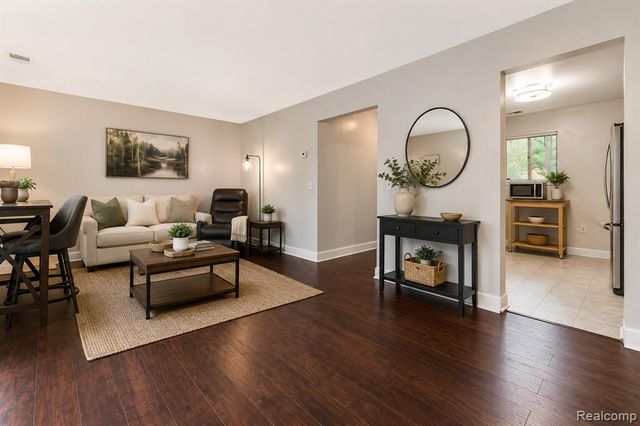 33587 Pondview Circle 114, Livonia, MI 48152