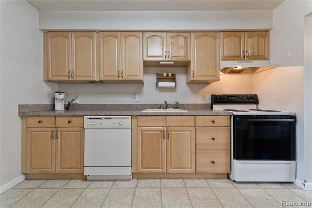 33587 Pondview Circle 114, Livonia, MI 48152