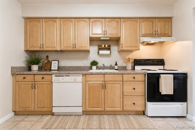33587 Pondview Circle 114, Livonia, MI 48152