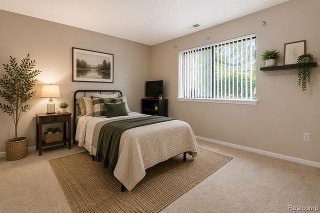 33587 Pondview Circle 114, Livonia, MI 48152