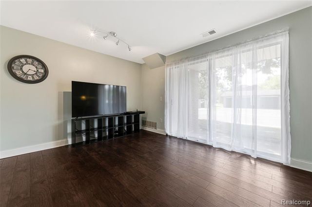 33587 Pondview Circle 114, Livonia, MI 48152