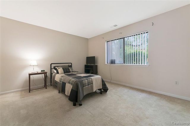 33587 Pondview Circle 114, Livonia, MI 48152