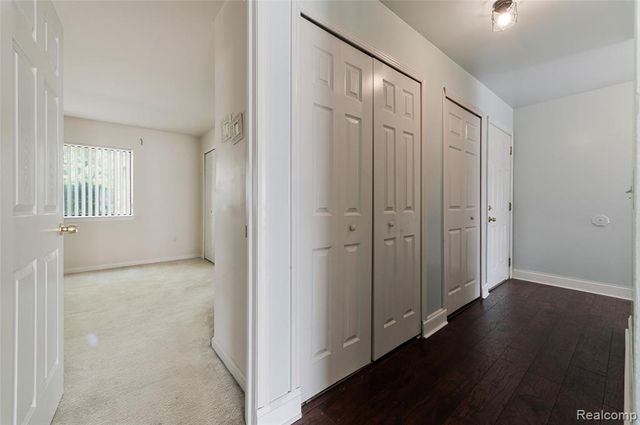 33587 Pondview Circle 114, Livonia, MI 48152