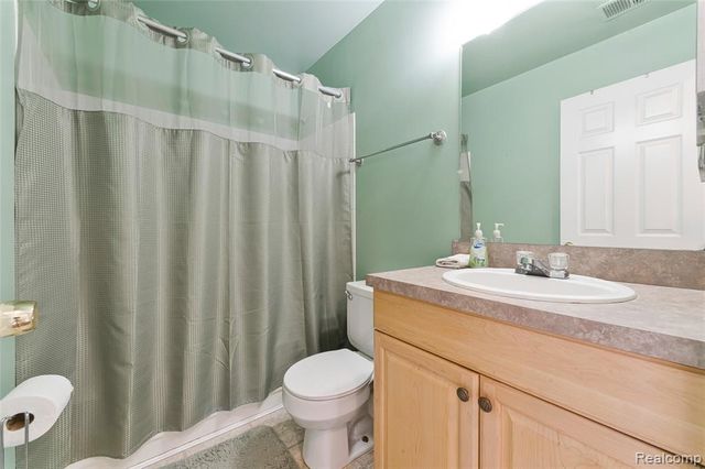 33587 Pondview Circle 114, Livonia, MI 48152