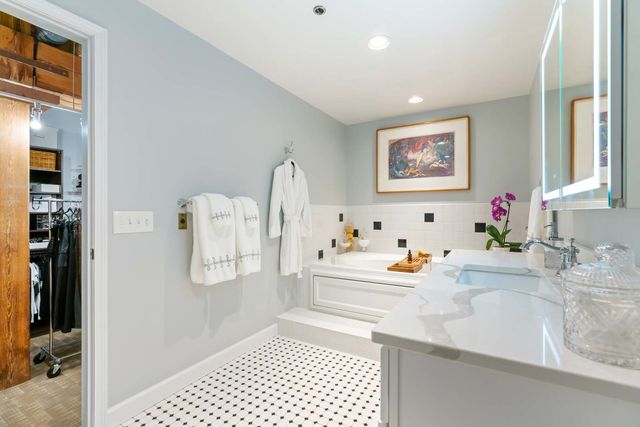 14 N Peoria Street 6H-7H, Chicago, IL 60607