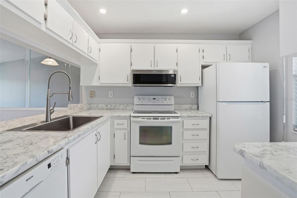 Image 15 of property listing at 9270 LAKE PARK DRIVE 201, Fort Myers, FL 33919