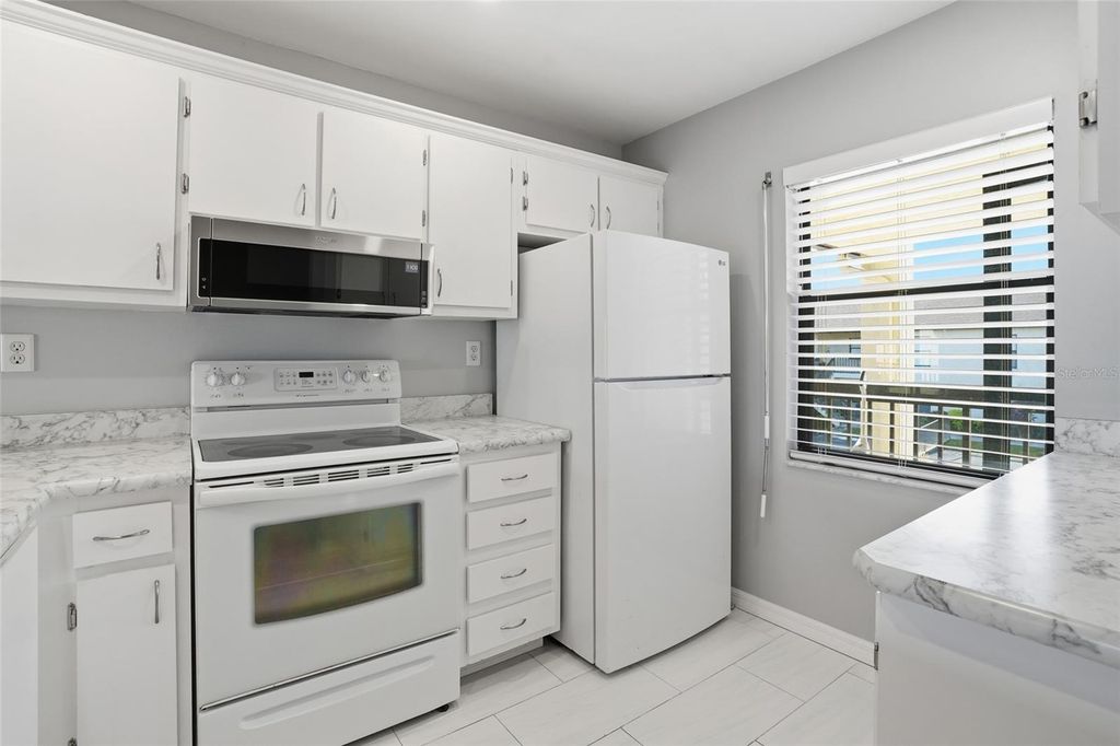 Image 16 of property listing at 9270 LAKE PARK DRIVE 201, Fort Myers, FL 33919