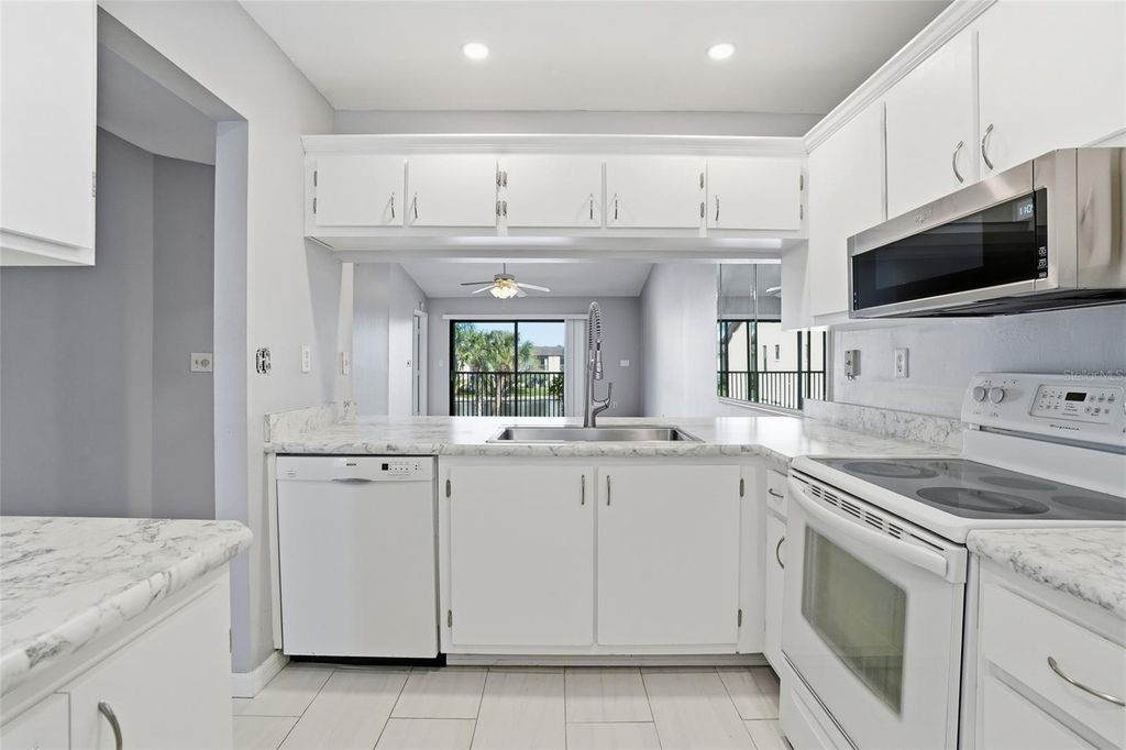 Image 18 of property listing at 9270 LAKE PARK DRIVE 201, Fort Myers, FL 33919
