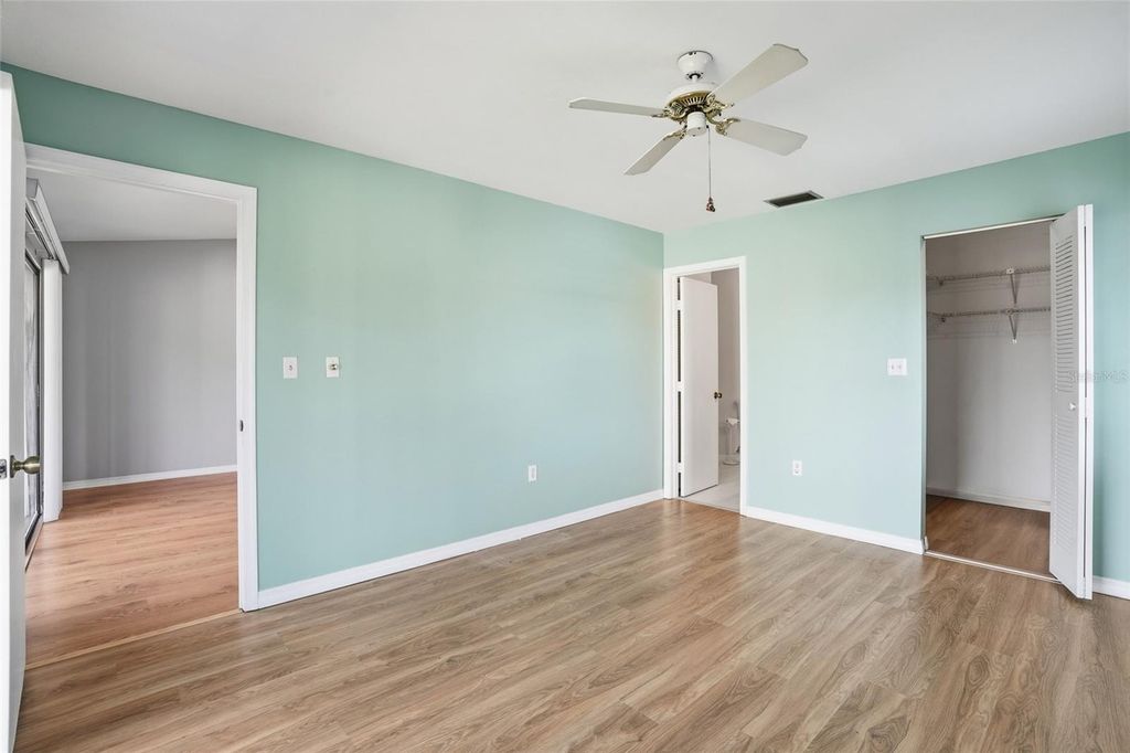 Image 20 of property listing at 9270 LAKE PARK DRIVE 201, Fort Myers, FL 33919