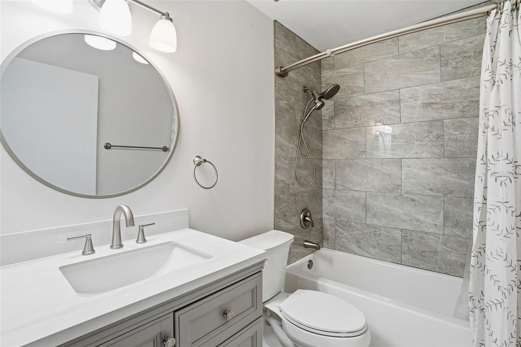 Image 23 of property listing at 9270 LAKE PARK DRIVE 201, Fort Myers, FL 33919