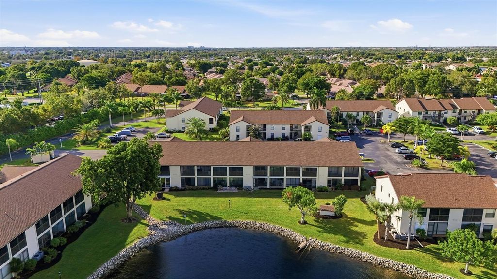 Image 40 of property listing at 9270 LAKE PARK DRIVE 201, Fort Myers, FL 33919