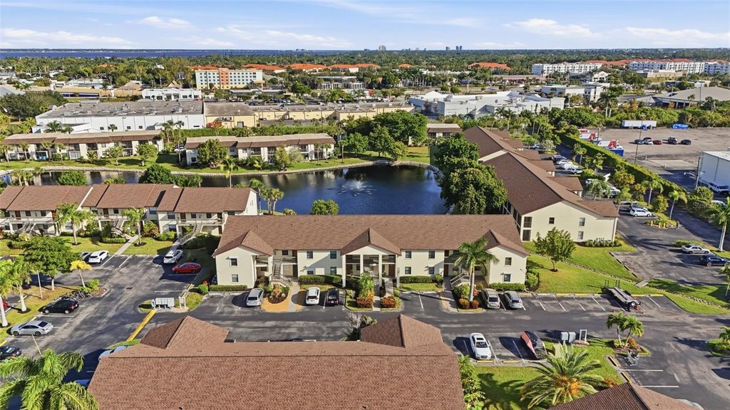 Image 6 of property listing at 9270 LAKE PARK DRIVE 201, Fort Myers, FL 33919