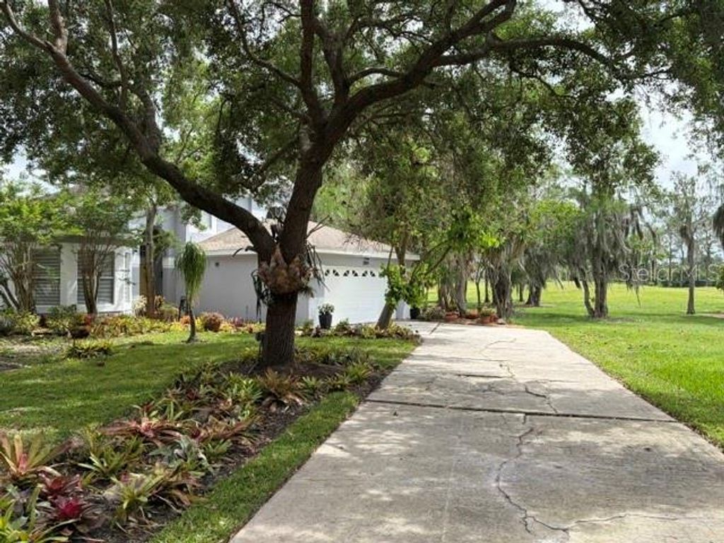 Image 2 of property listing at 2809 RUNYON CIRCLE, Orlando, FL 32837