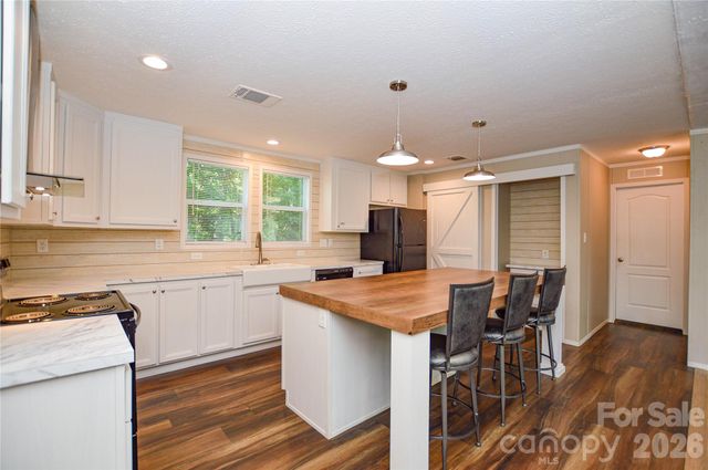 207 Pinehaven Drive, New London, NC 28127