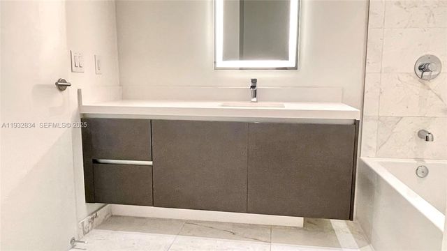 851 NE 1st Ave 412, Miami, FL 33132