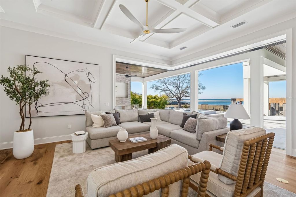 Image 4 of property listing at 5032 W LONGFELLOW AVENUE, Tampa, FL 33629