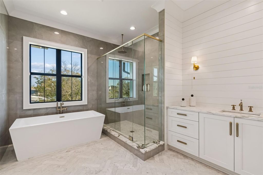 Image 35 of property listing at 5032 W LONGFELLOW AVENUE, Tampa, FL 33629