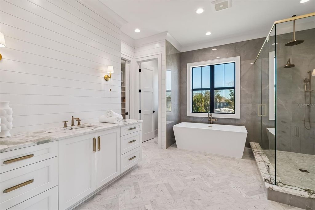 Image 36 of property listing at 5032 W LONGFELLOW AVENUE, Tampa, FL 33629